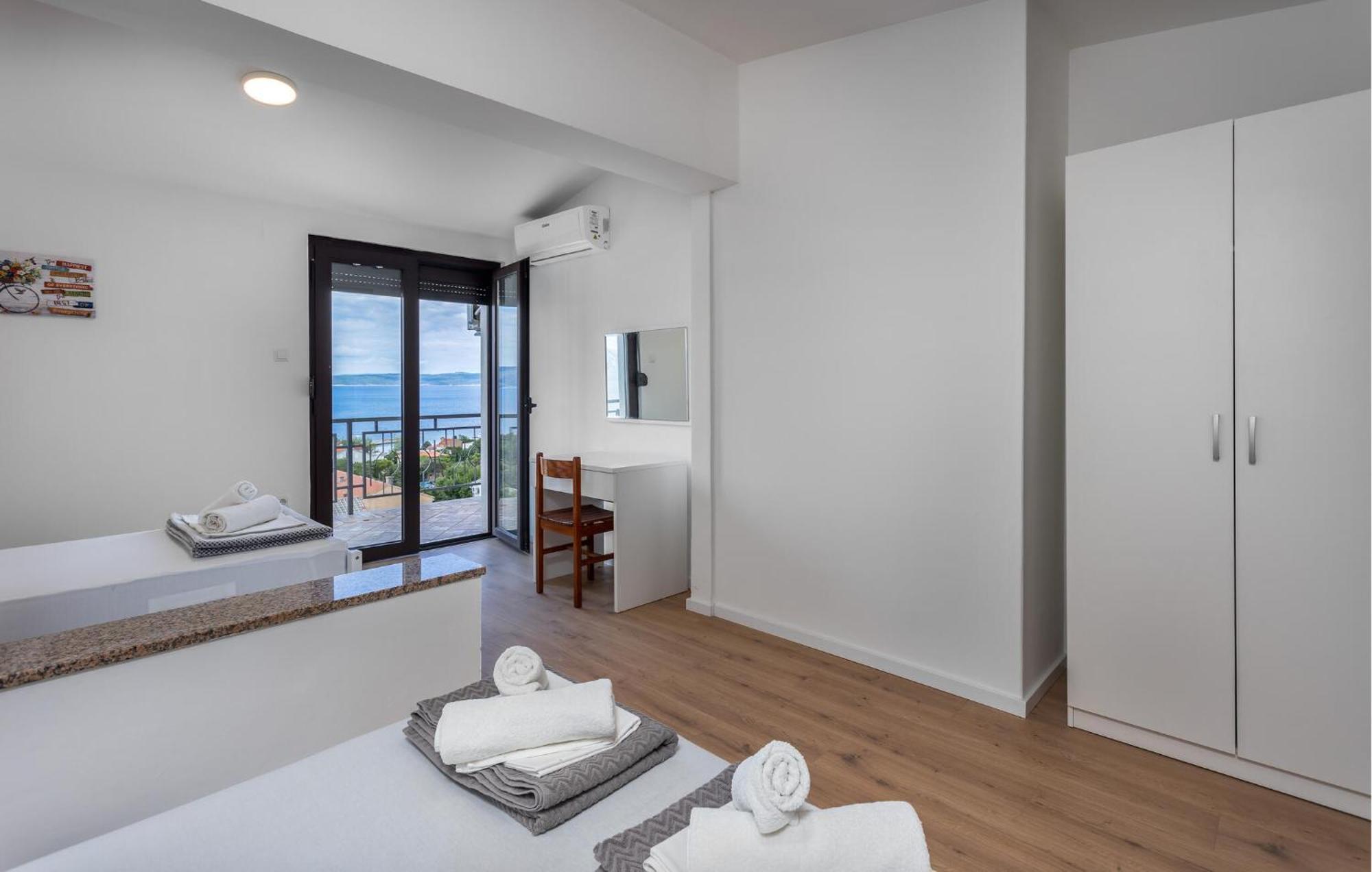 Cozy Apartment In Novi Vinodolski With Kitchen ภายนอก รูปภาพ